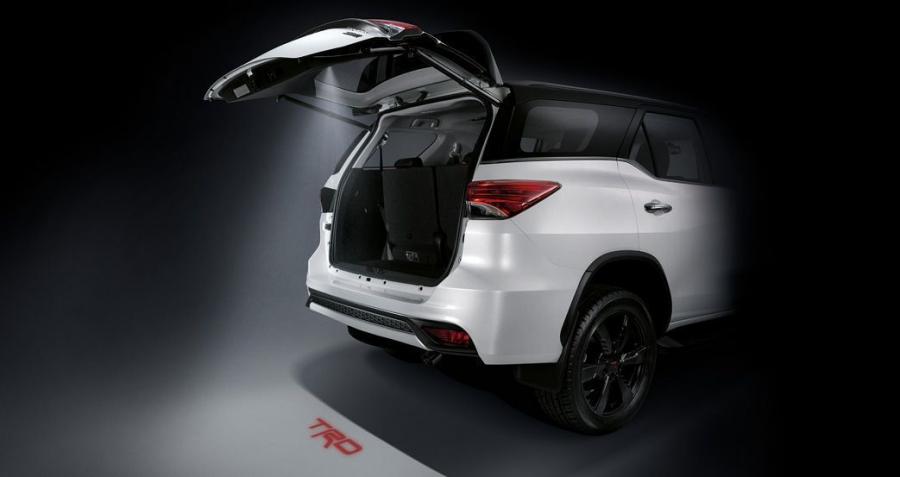  Toyota Fortuner TRD Sportivo 2016 года  (фото 6 из 20)